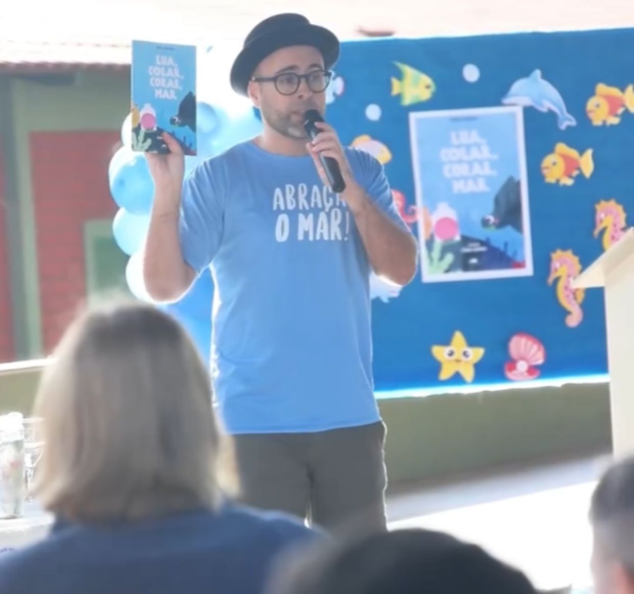Projeto “Abraça o Mar”: Escola recebe escritor Thiago Cascabulho para ação de conscientização ambiental