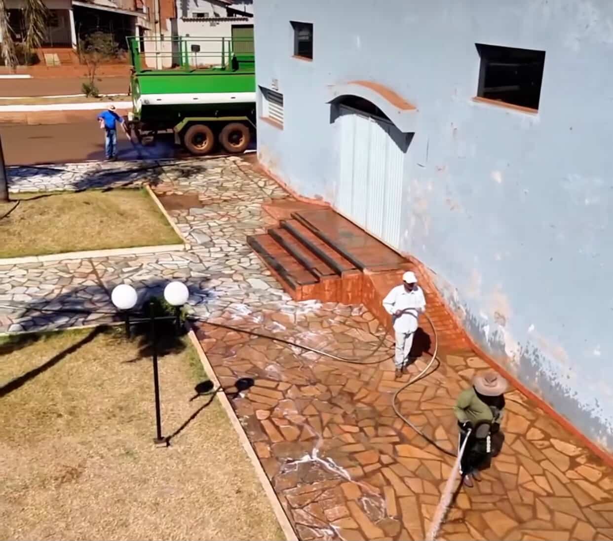 Prefeitura de Maurilândia realiza limpeza na Praça da Matriz
