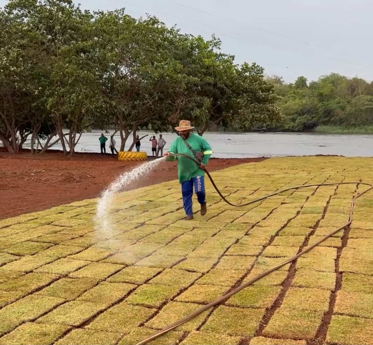 Colocação de grama revitaliza região da prainha em Maurilândia